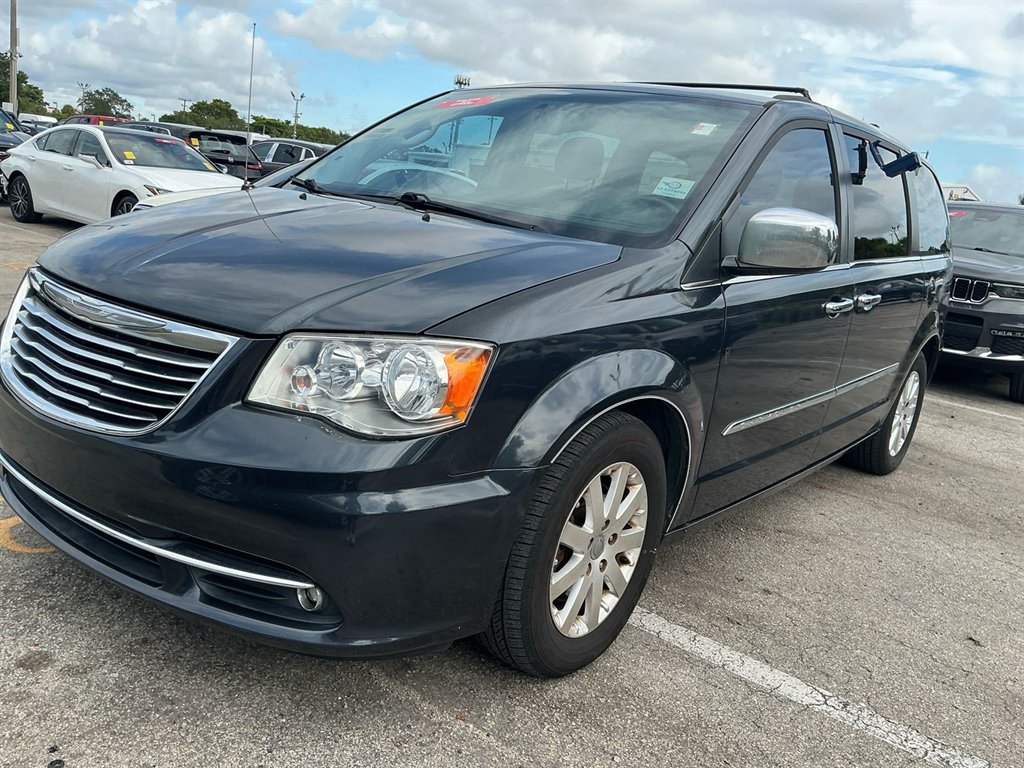 2014 Chrysler Town And Country - $1,950