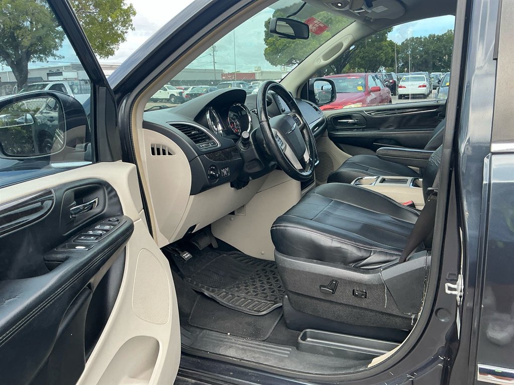 2014 Chrysler Town And Country - $1,950