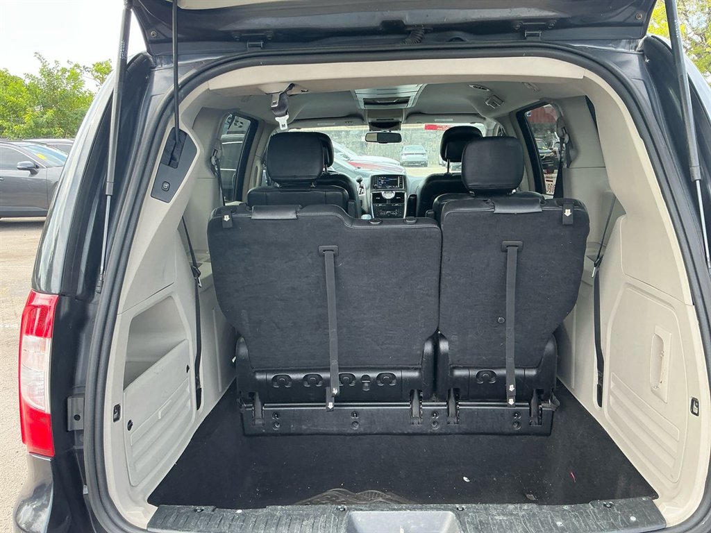 2014 Chrysler Town And Country - $1,950