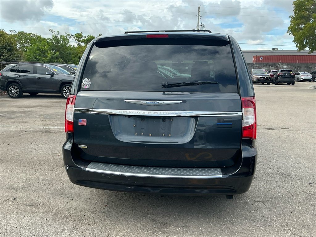 2014 Chrysler Town And Country - $1,950