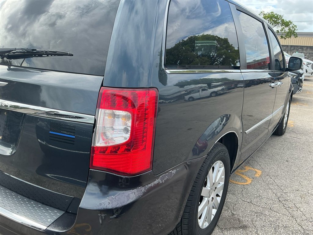 2014 Chrysler Town And Country - $1,950