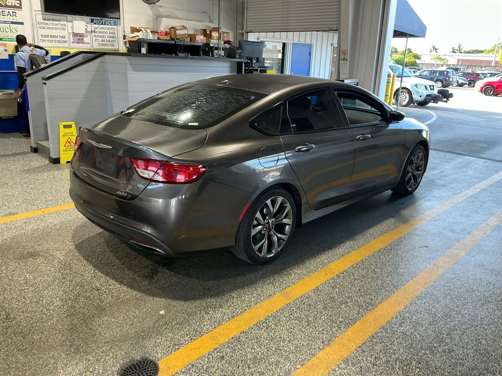 2015 Chrysler 200 - $1,300