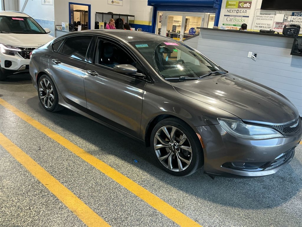 2015 Chrysler 200 - $1,300