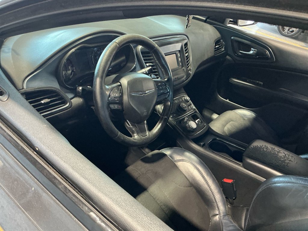 2015 Chrysler 200 - $1,300