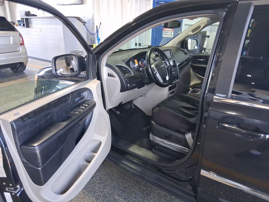 2014 Chrysler Town And Country - $1,300
