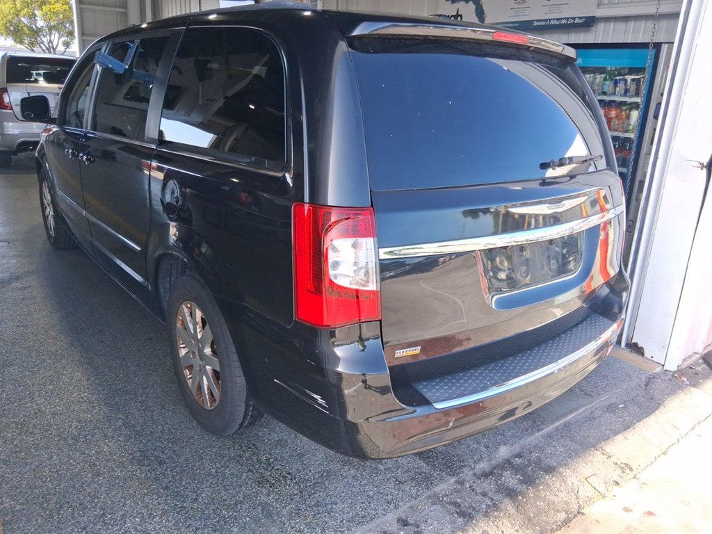 2014 Chrysler Town And Country - $1,300