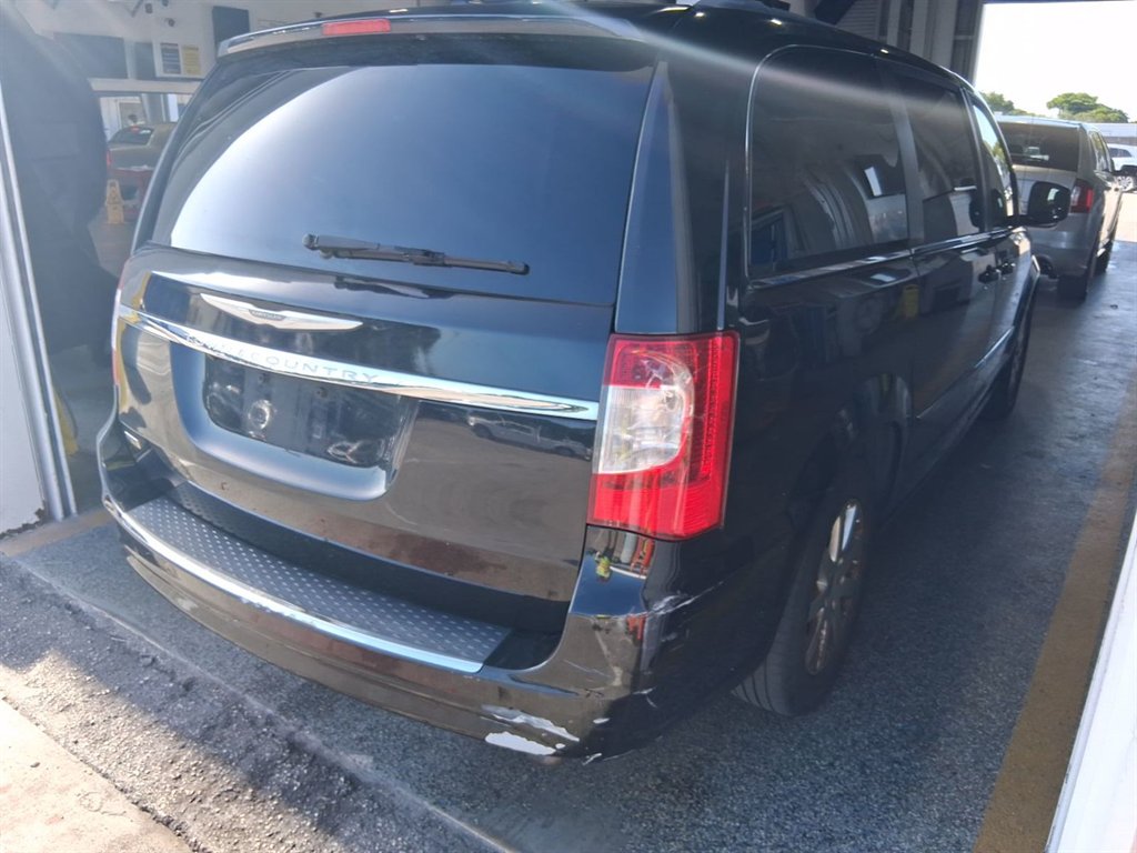 2014 Chrysler Town And Country - $1,300