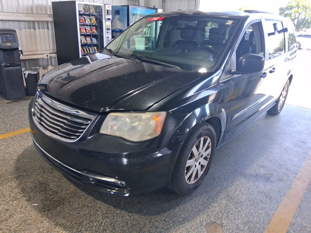 2014 Chrysler Town And Country - $1,300