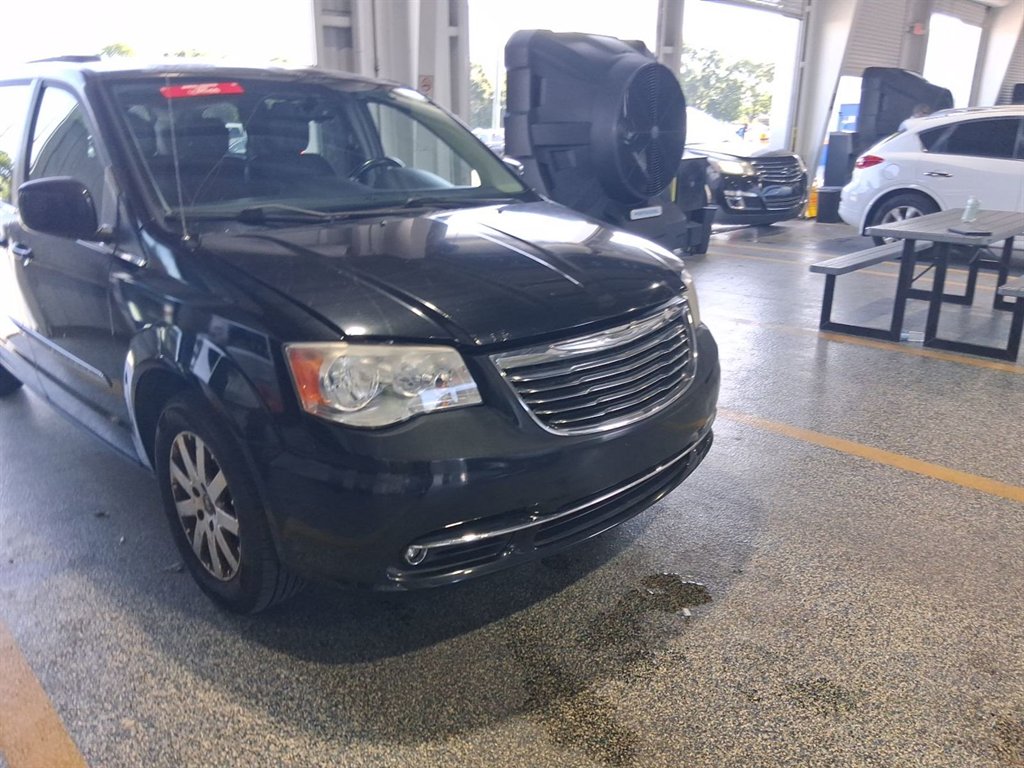 2014 Chrysler Town And Country - $1,300