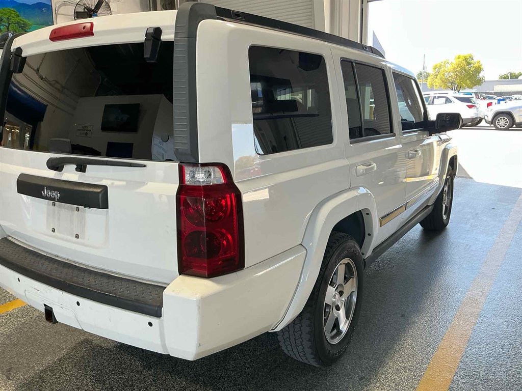 2010 Jeep Commander Sport photo