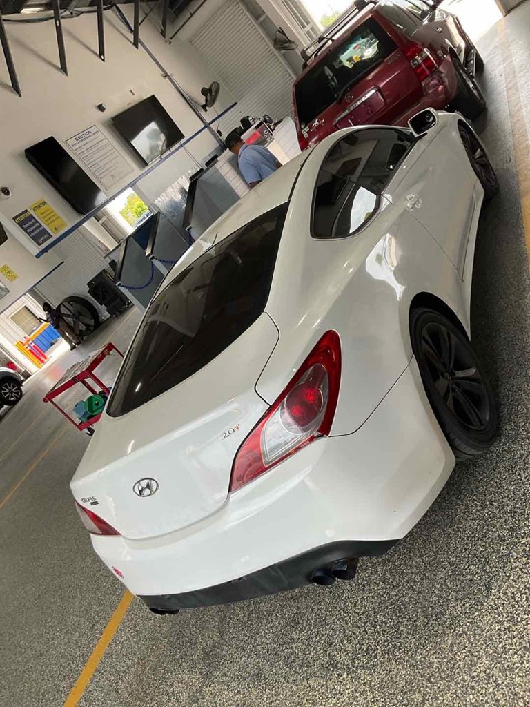 2010 Hyundai Genesis 2.0T Premium photo