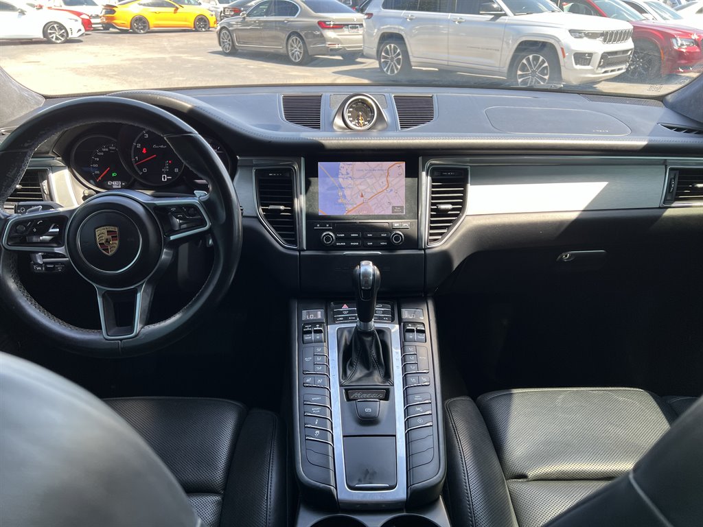 2017 Porsche Macan Turbo photo