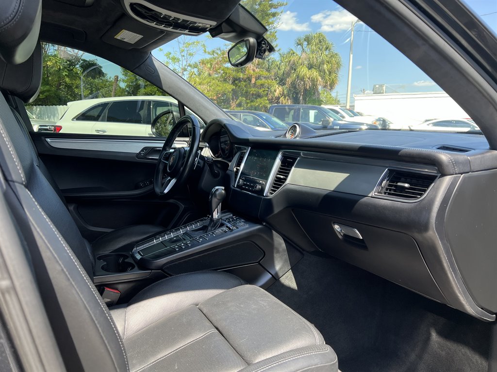2017 Porsche Macan Turbo photo