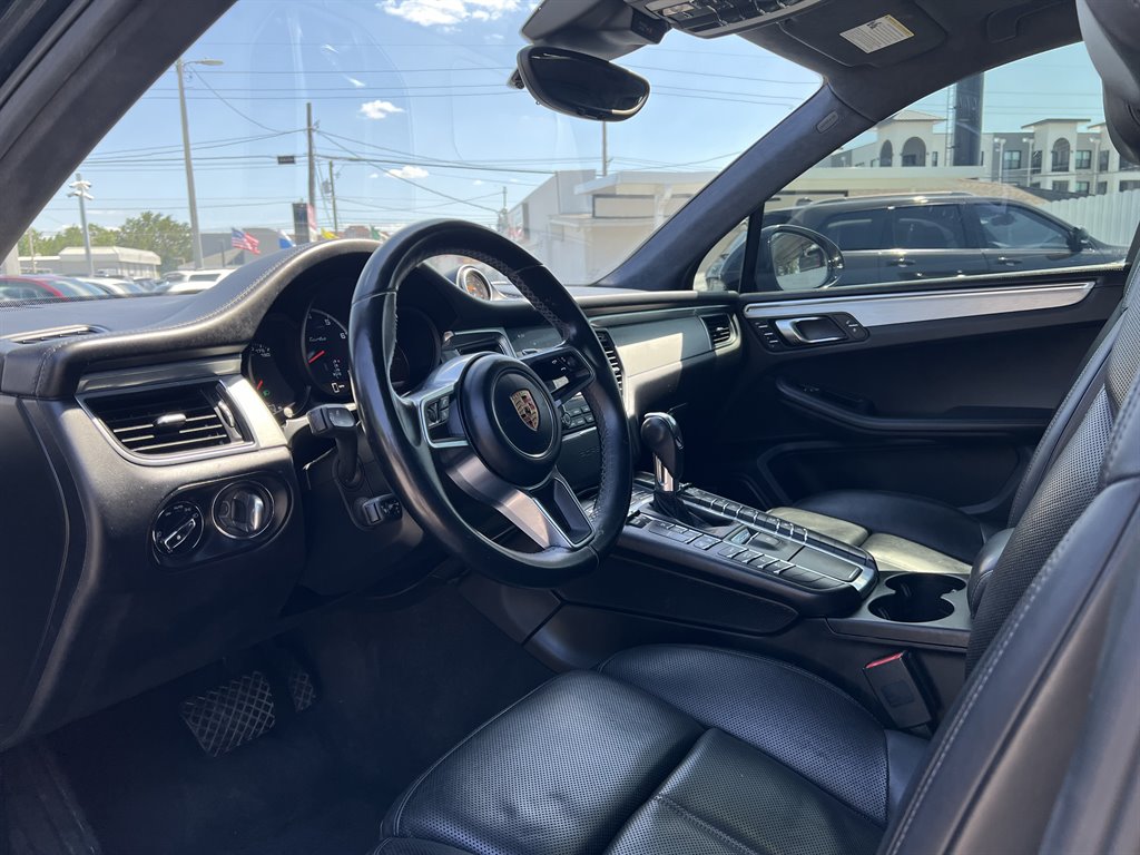 2017 Porsche Macan Turbo photo