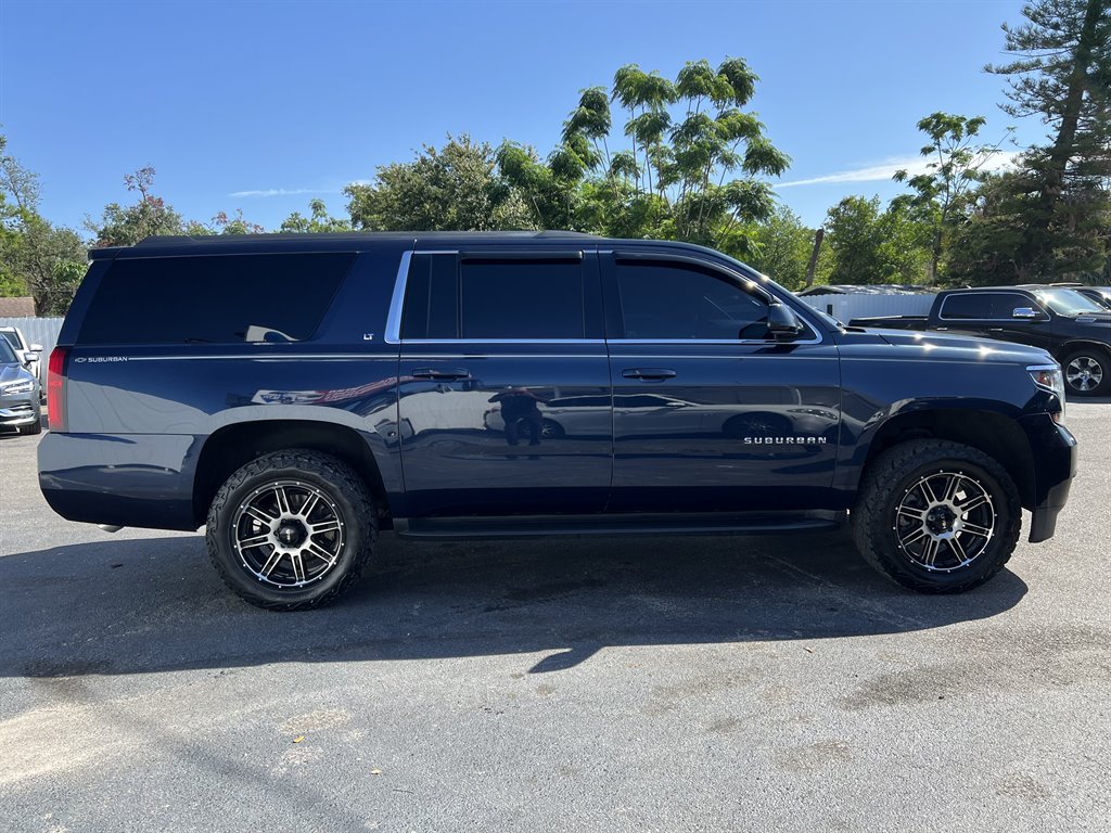 2018 Chevrolet Suburban 1500 LT photo