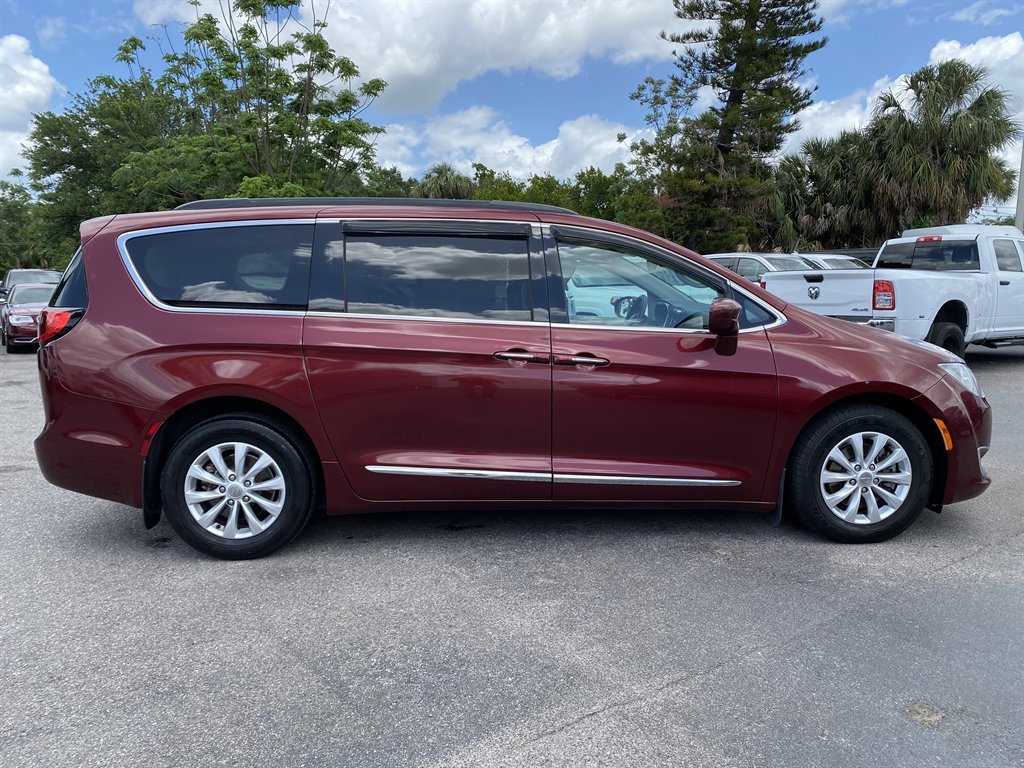 2017 Chrysler Pacifica - $13,999
