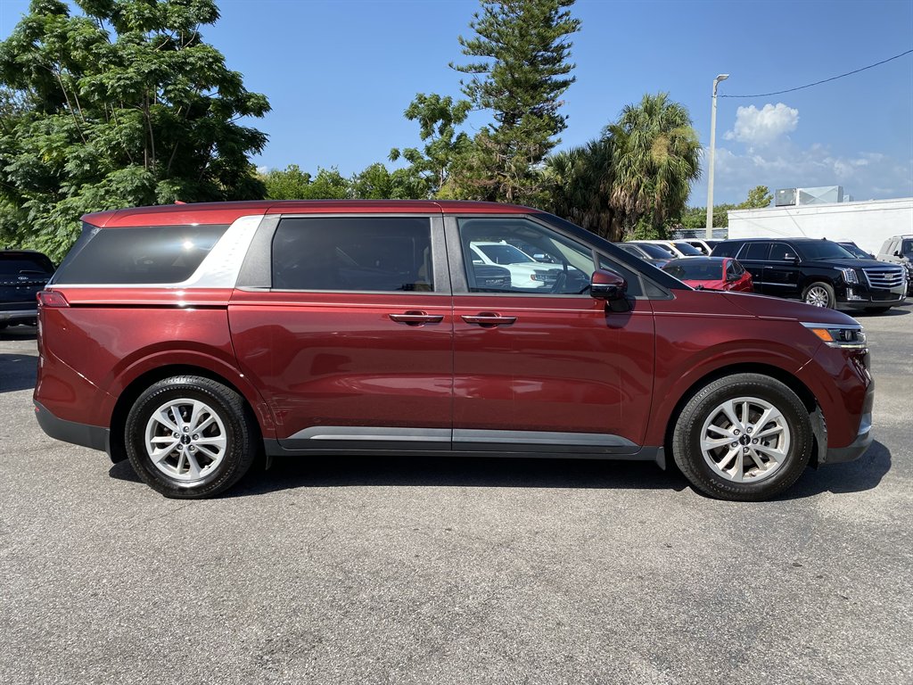 2023 Kia Carnival - $22,999