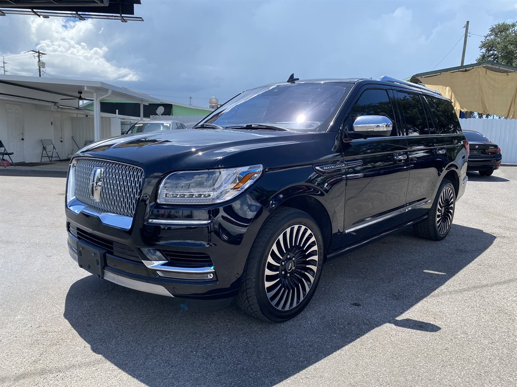 2018 Lincoln Navigator - $29,999