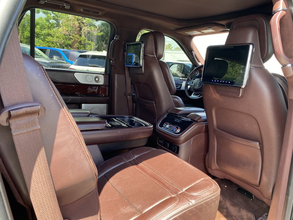 2018 Lincoln Navigator - $29,999