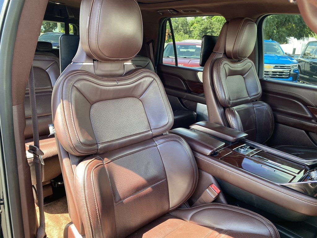 2018 Lincoln Navigator - $29,999