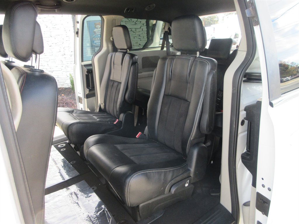 2019 Dodge Grand Caravan - $9,410
