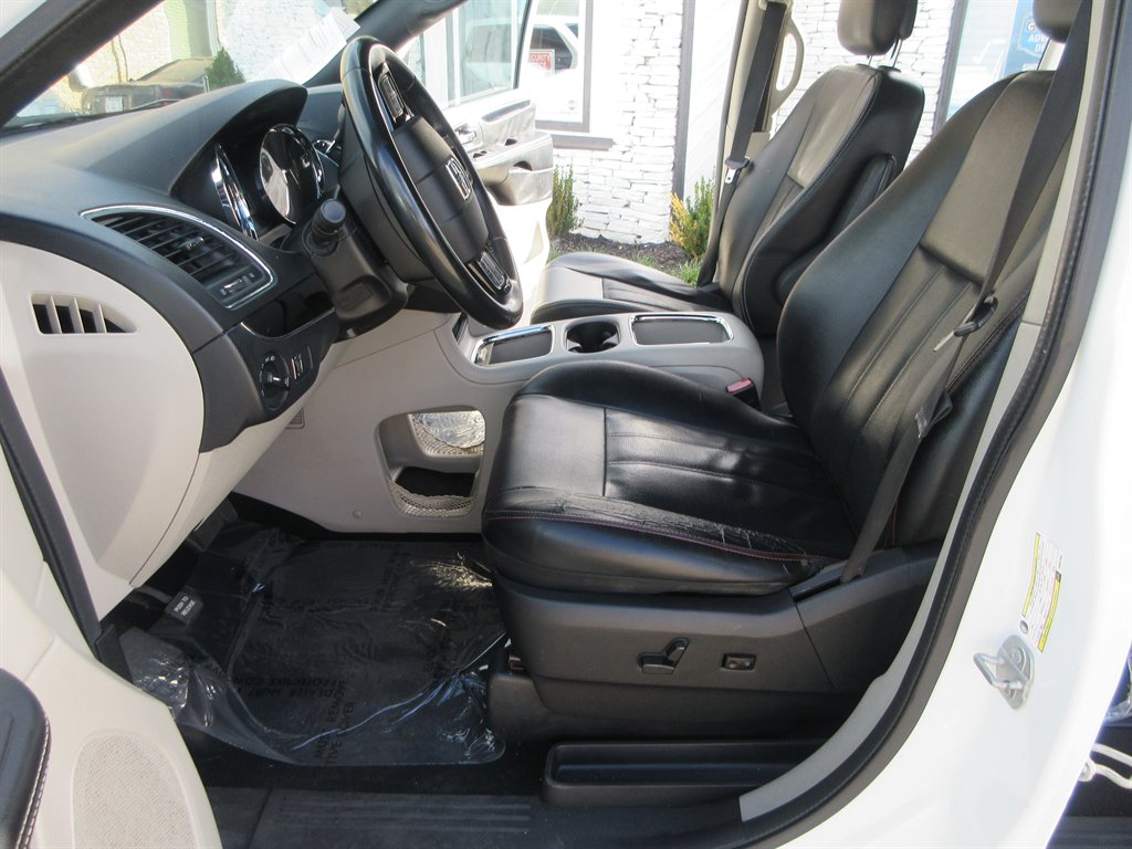 2019 Dodge Grand Caravan - $9,410