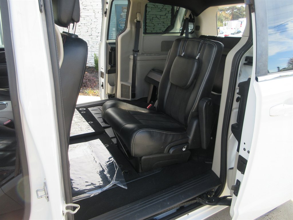 2019 Dodge Grand Caravan - $9,410