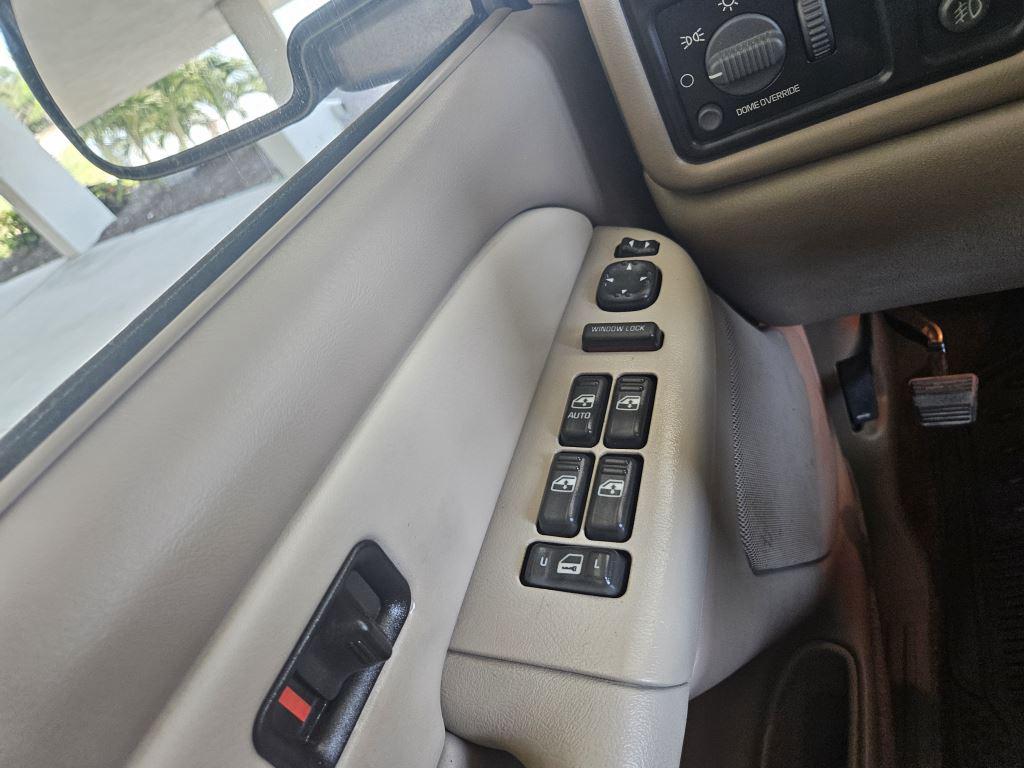 2001 Chevrolet Tahoe LS photo
