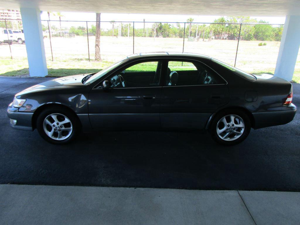 2001 Lexus ES - $2,900