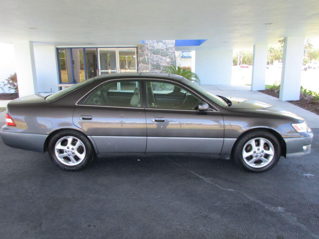 2001 Lexus ES - $2,900