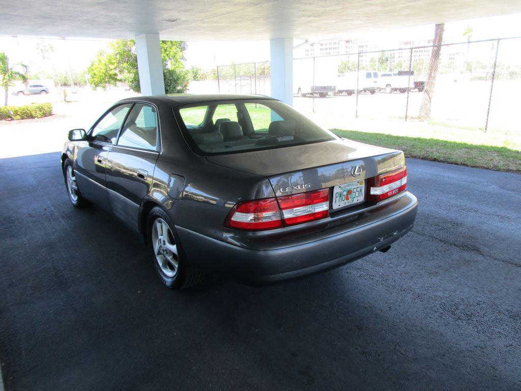 2001 Lexus ES - $2,900