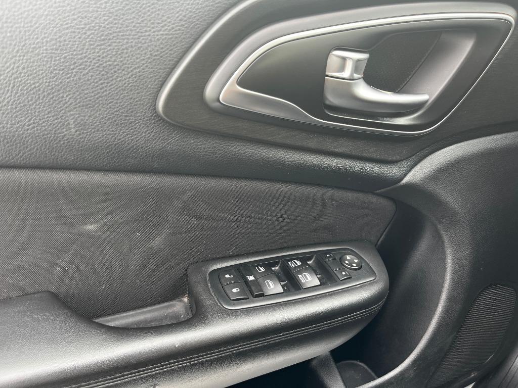 2015 Chrysler 200 - $11,900