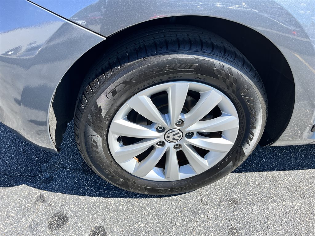 2018 Volkswagen Beetle - $20,625