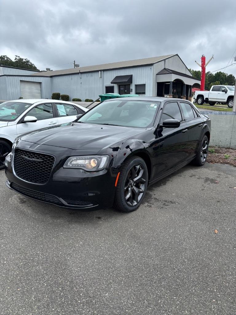 2023 Chrysler 300 - $20,950