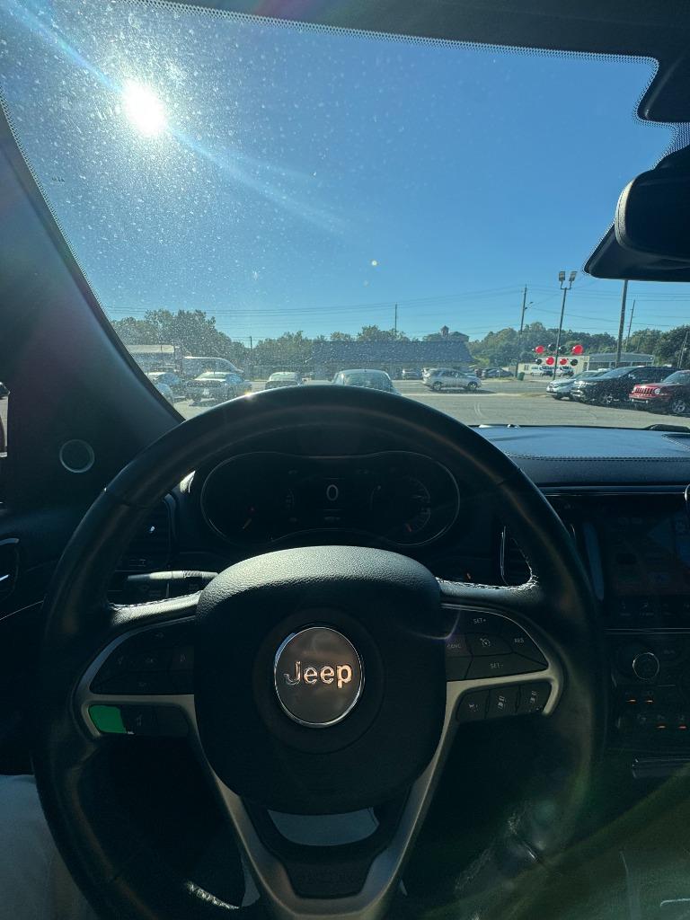 2020 Jeep Cherokee - $28,900