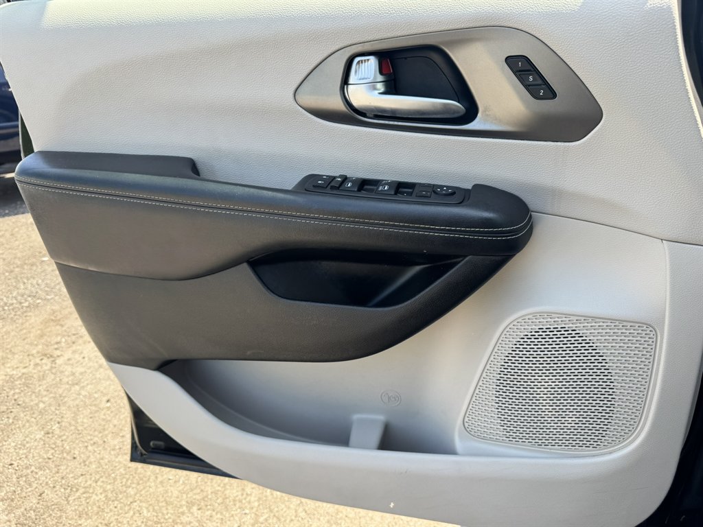 2023 Chrysler Pacifica - $26,600