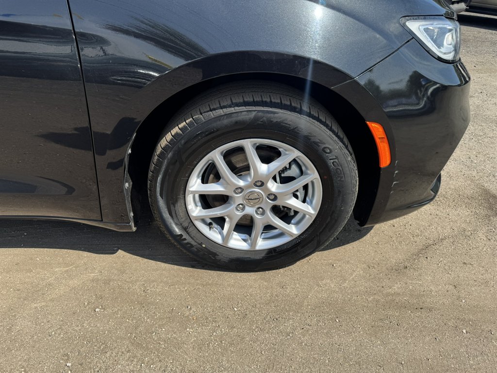 2023 Chrysler Pacifica - $26,600