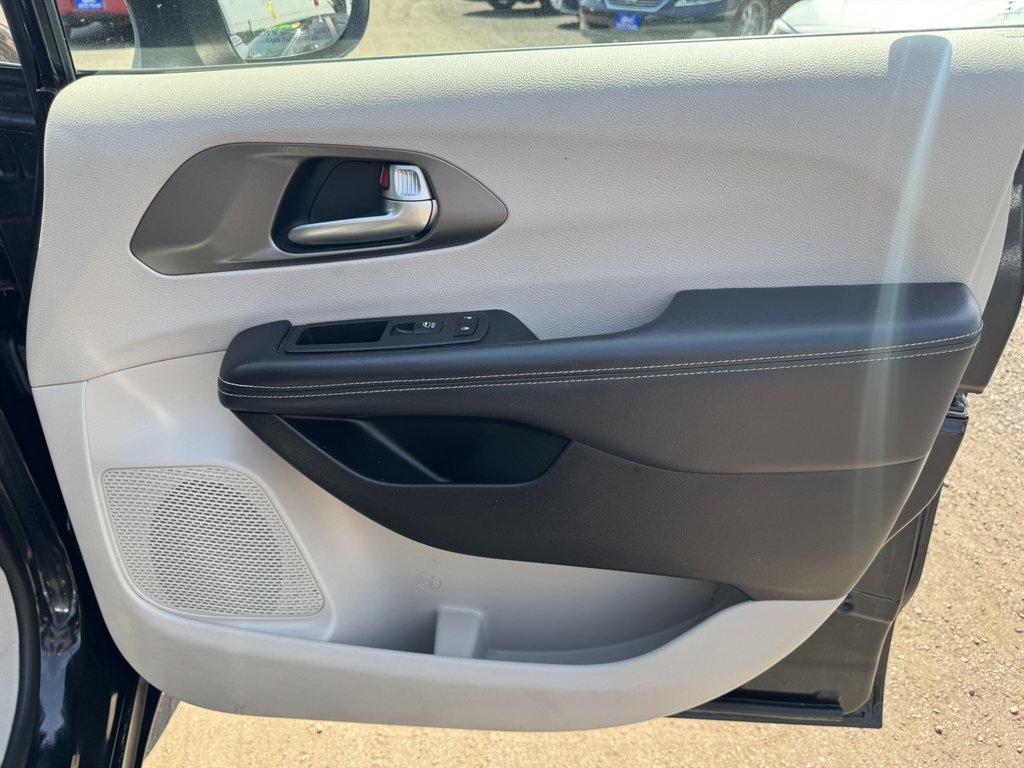2023 Chrysler Pacifica - $26,600