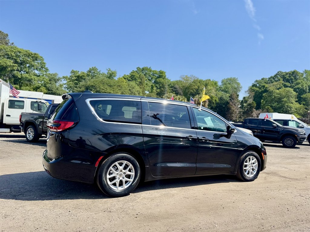 2023 Chrysler Pacifica - $26,600