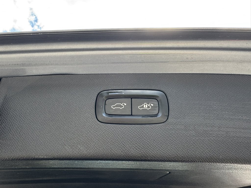 2016 Volvo XC90 - $15,633