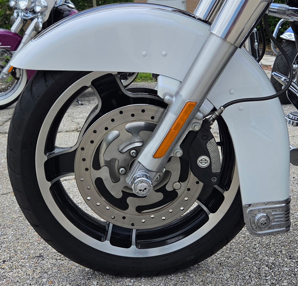 2010 Harley-davidson Street Glide - $10,995