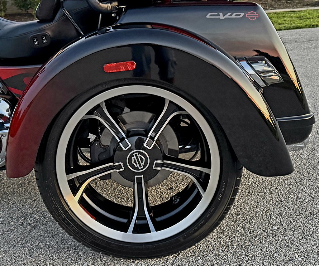2022 Harley-davidson Cvo Tri Glide - $39,995