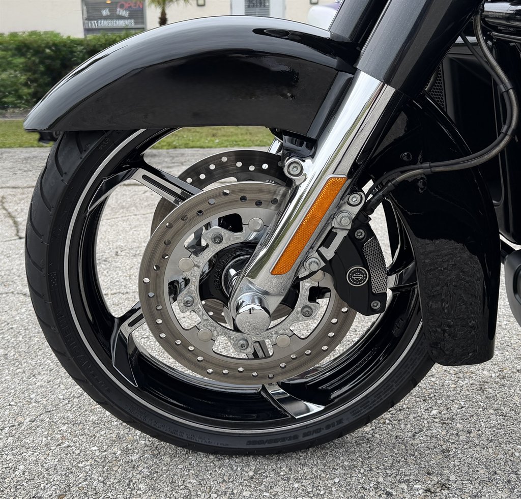 2017 Harley-davidson Cvo Street Glide - $18,995