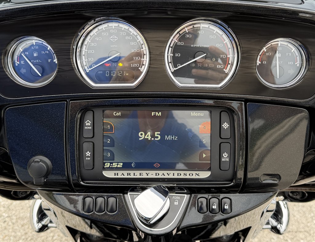 2017 Harley-davidson Cvo Street Glide - $18,995