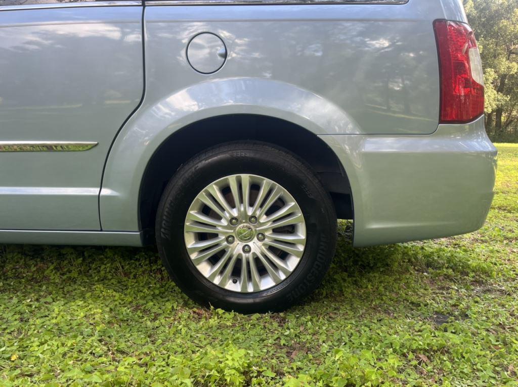 2013 Chrysler Town And Country - $8,000