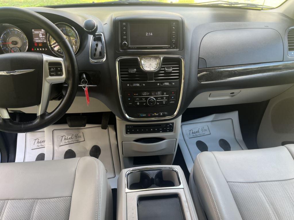 2013 Chrysler Town And Country - $8,000