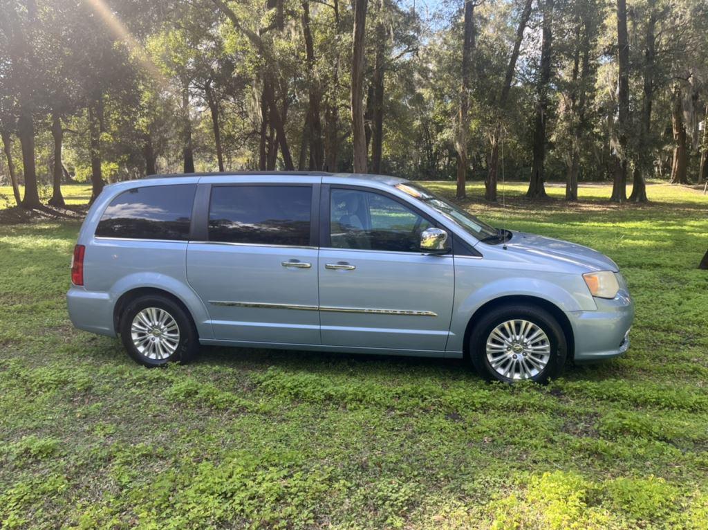 2013 Chrysler Town And Country - $8,000