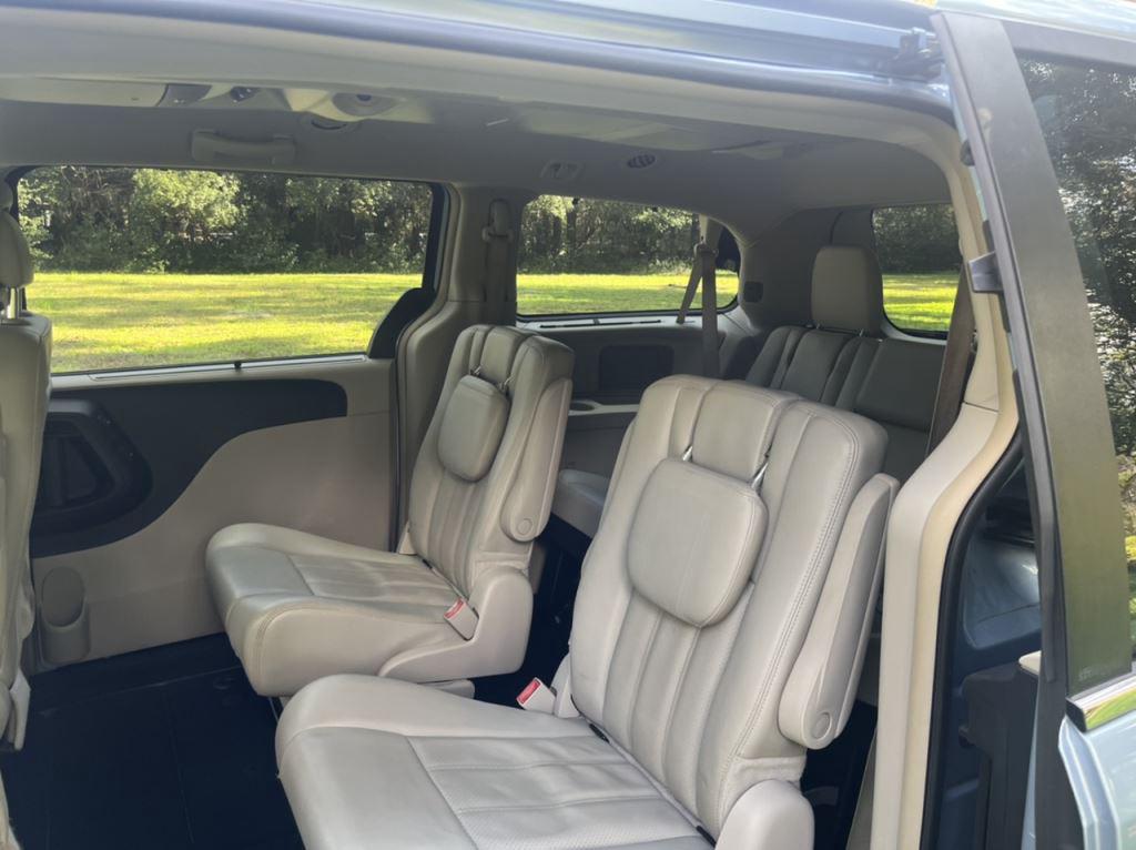 2013 Chrysler Town And Country - $8,000