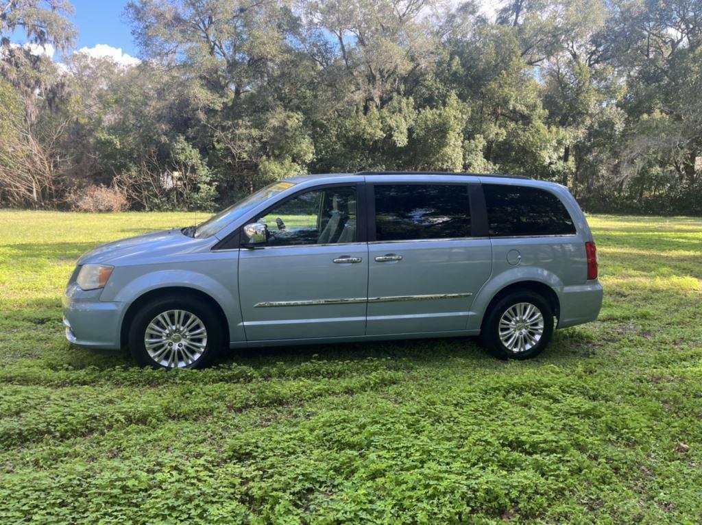 2013 Chrysler Town And Country - $8,000