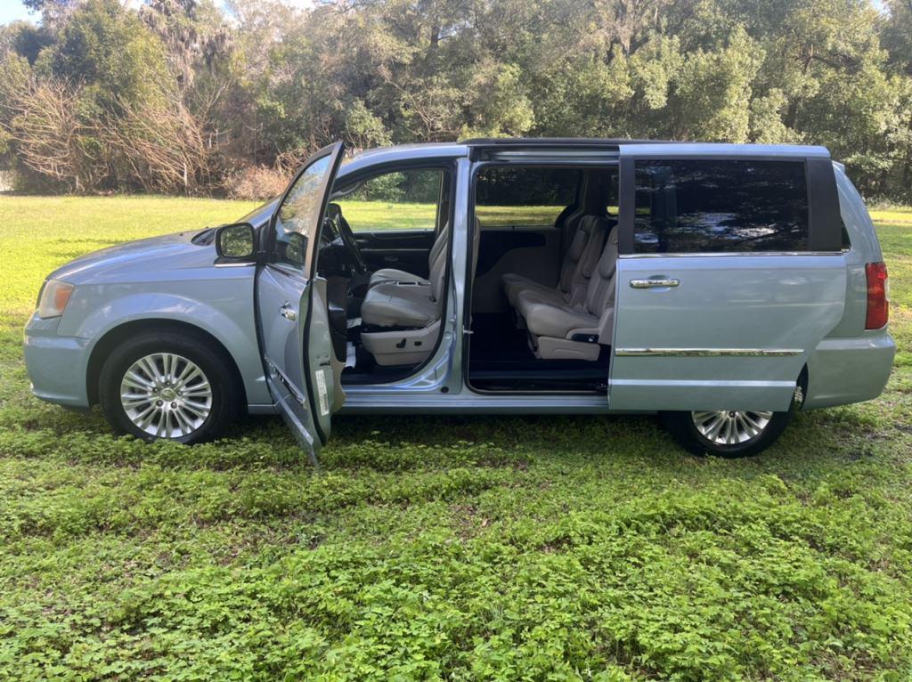 2013 Chrysler Town And Country - $8,000